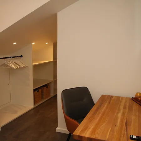 Lv Apartment *